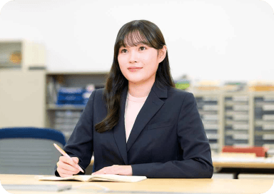 朝礼に参加する女性