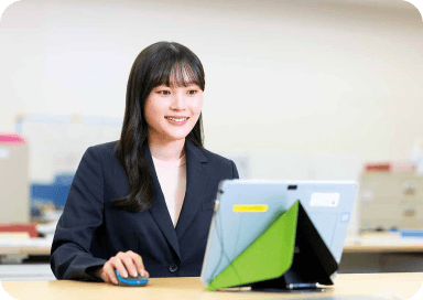 仕事の準備をする女性