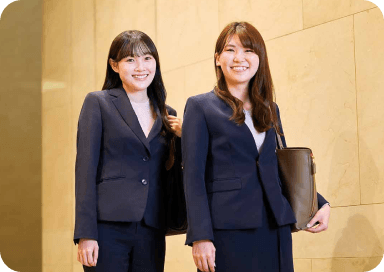 企業訪問する女性たち