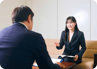 お客様に説明をする女性