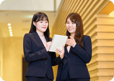 トレーナーからアドバイスをもらう女性