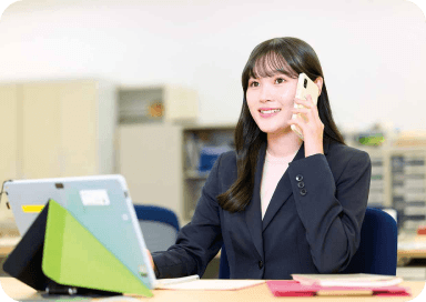 お客様訪問の準備をする女性