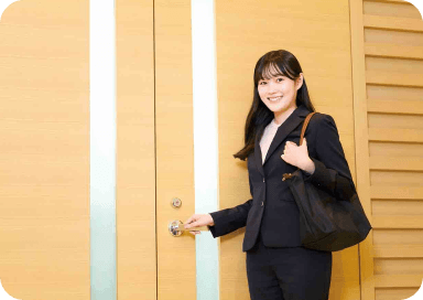 企業訪問する女性たち