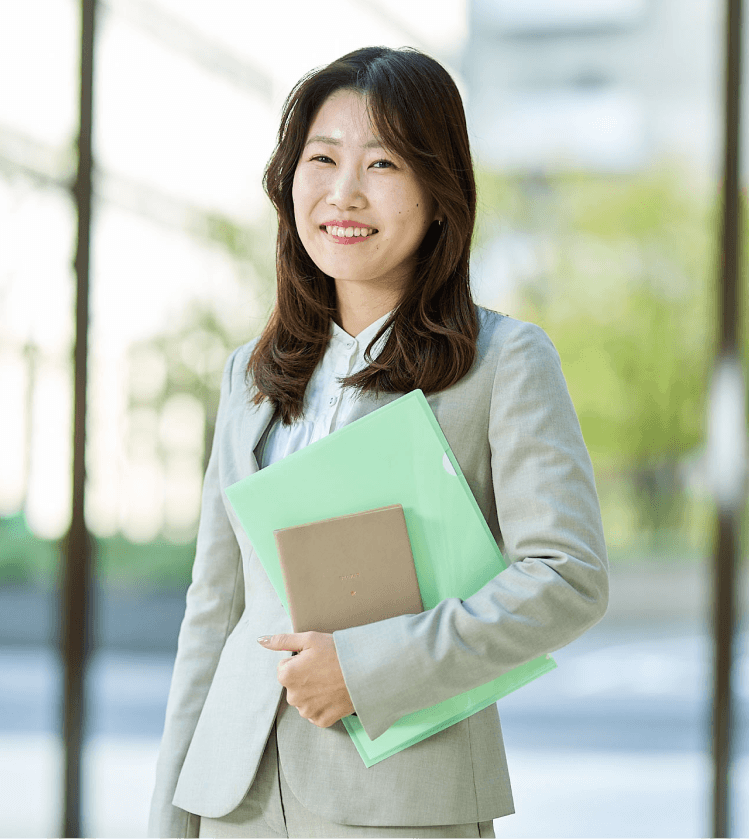 書類を持ったスーツの女性