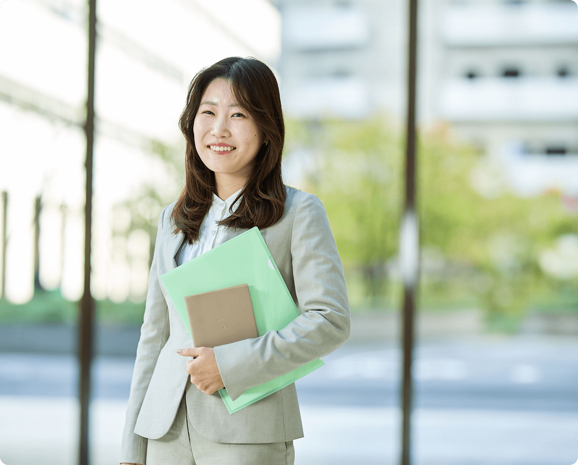 書類を持ったスーツの女性