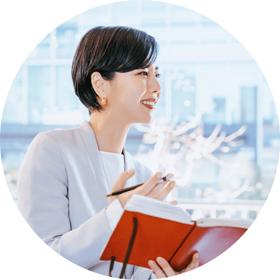 打ち合わせをする女性