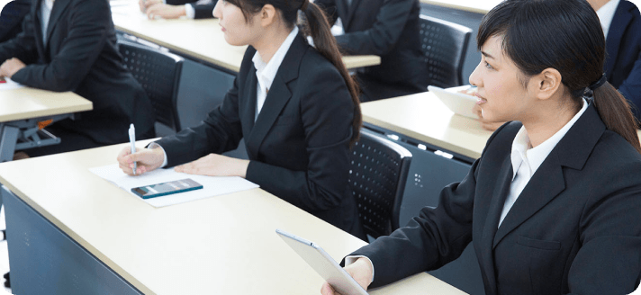 研修を受ける新人社員たち