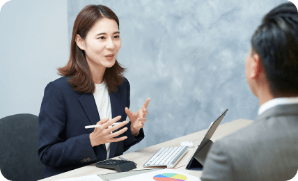 営業する女性