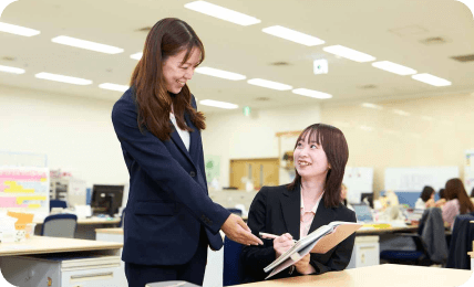 新人育成する女性